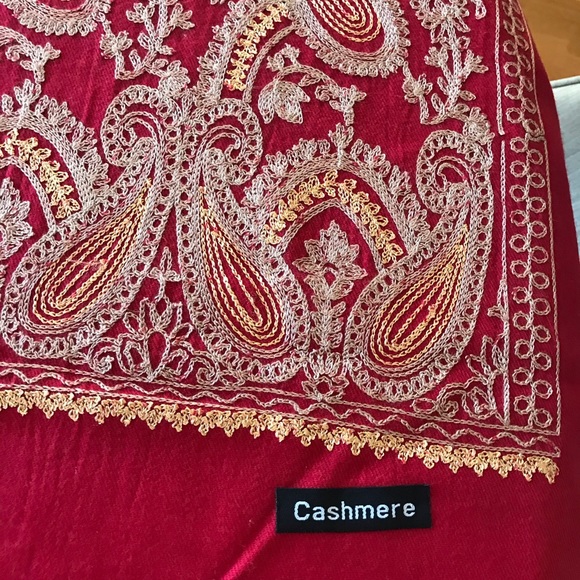 Embroidered cashmere scarf - Picture 2 of 4